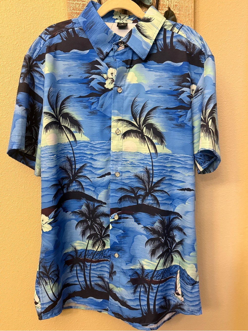 Classic Hawaiian Tropical Palm Short Sleeve Button Down Shirt NWOT